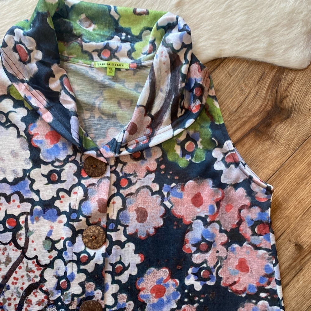 Trisha Tyler short sleeve top with a vibrant floral pattern - Picture 7 of 7